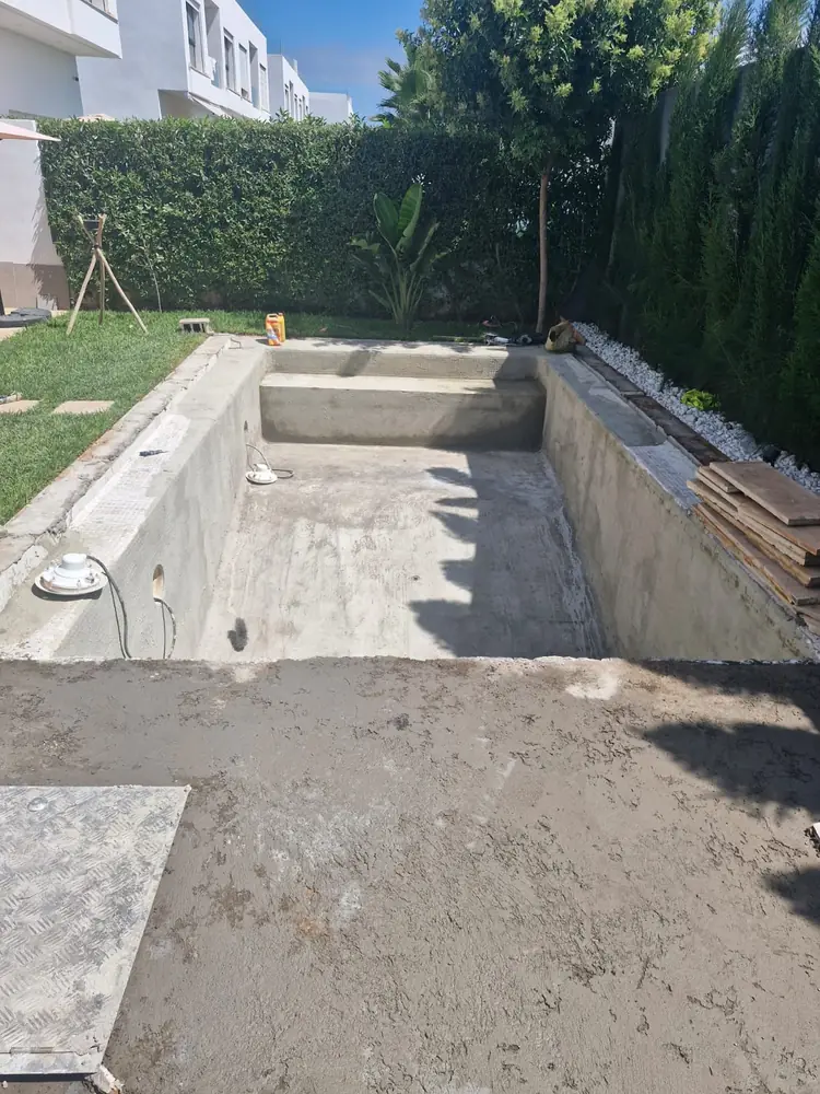 Bassin de piscine en cours de construction