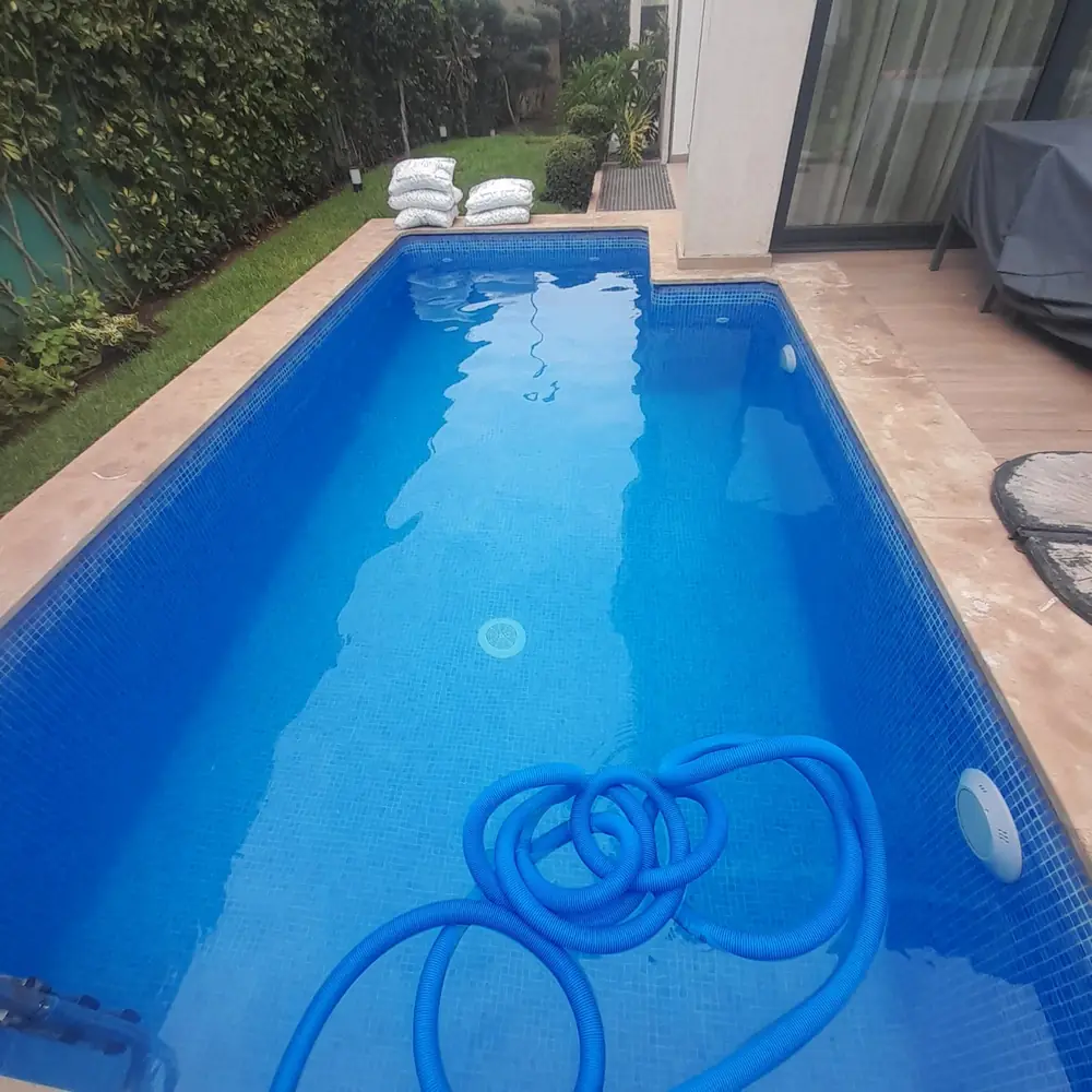 Piscine en cours de nettoyage avec équipement d'entretien